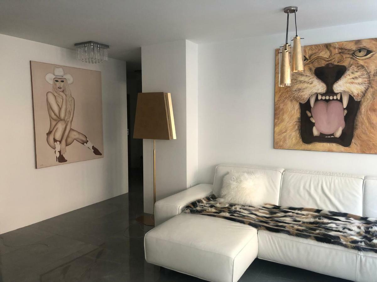 Luxurious 2 Bedroom Old Apartament *