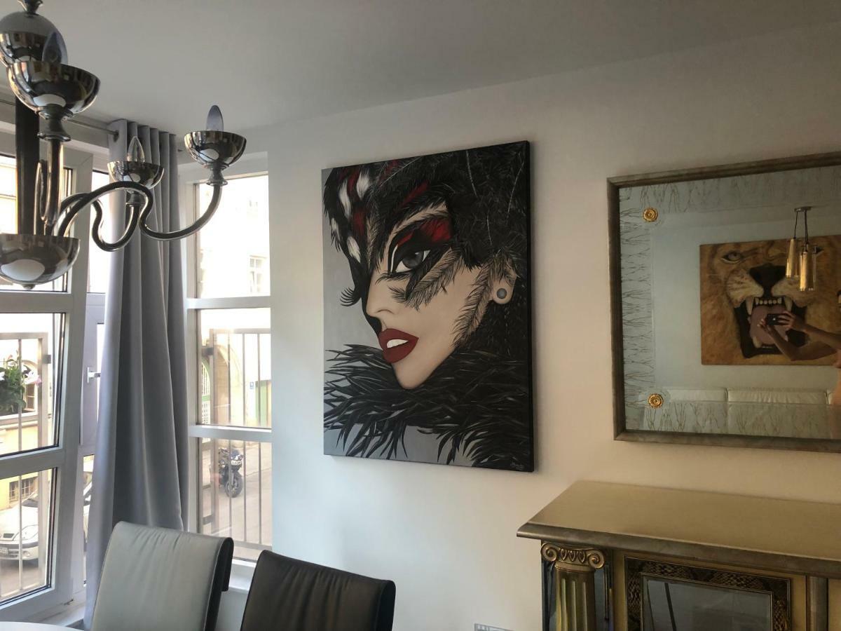 Luxurious 2 Bedroom Old Apartament *