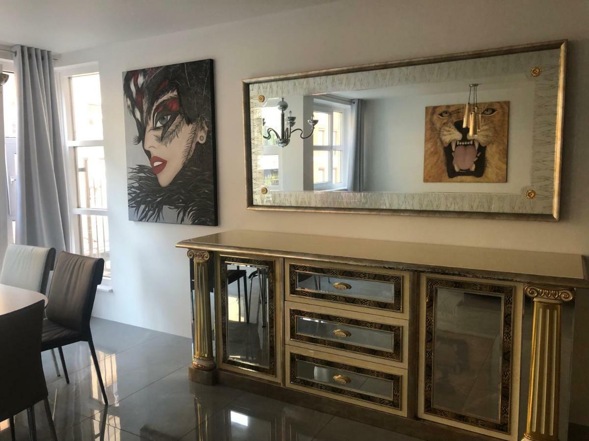Luxurious 2 Bedroom Old Apartment *